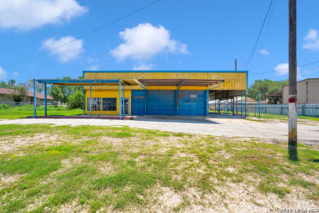 710 N Teel, Devine