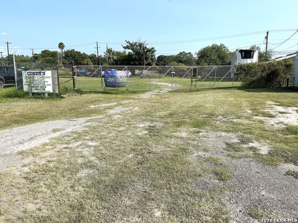 1320 S Highway 281 Bus Taylor, Falfurrias