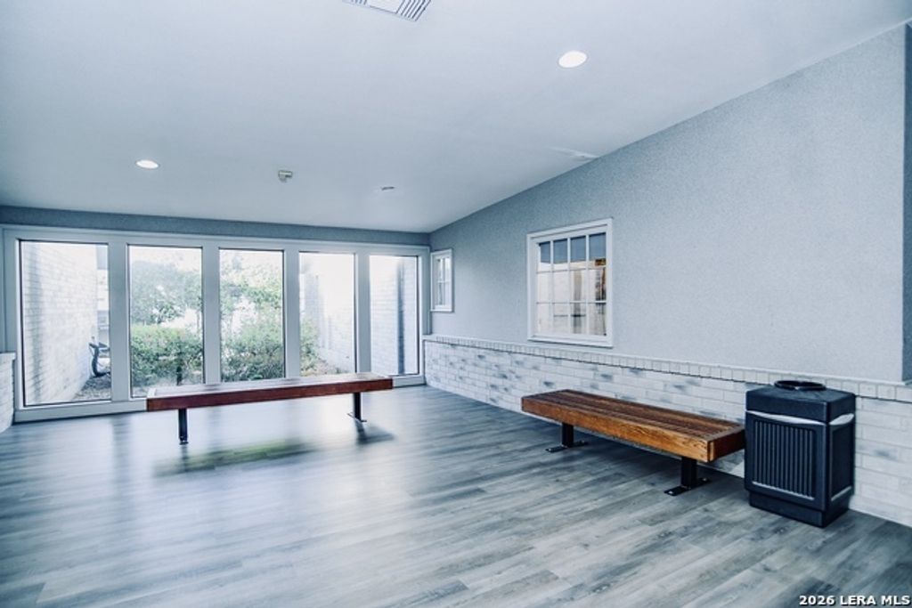515 N King St Ste 1, Seguin