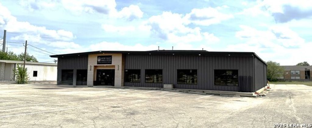 1225 E College, Seguin