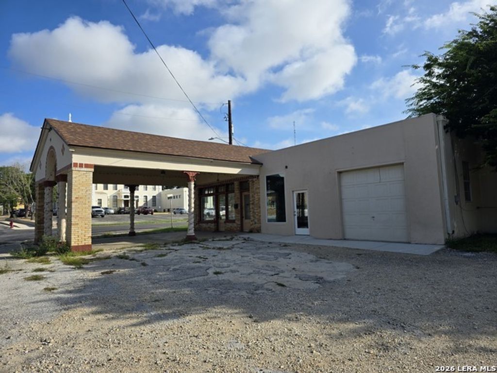 1502 3rd, Floresville
