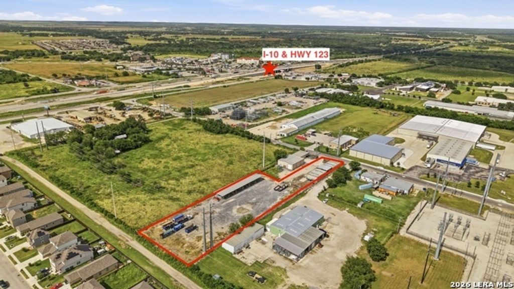 2476 N Heideke St, Seguin