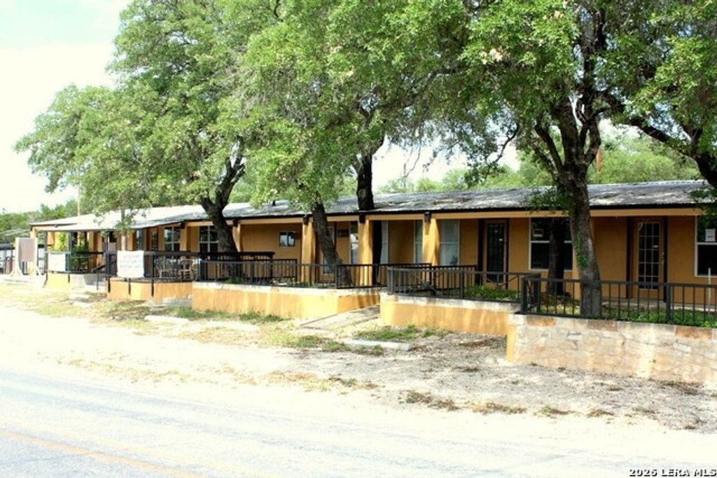 10877 Park Road 37 1, Lakehills