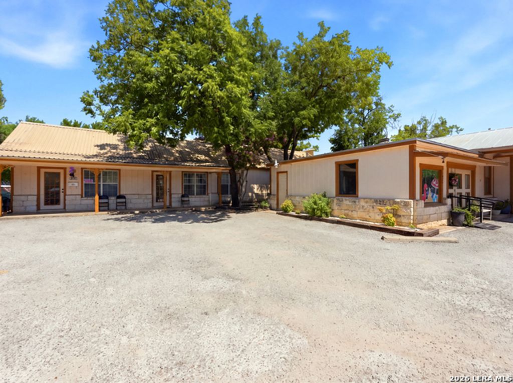 812 N Llano St, Fredericksburg