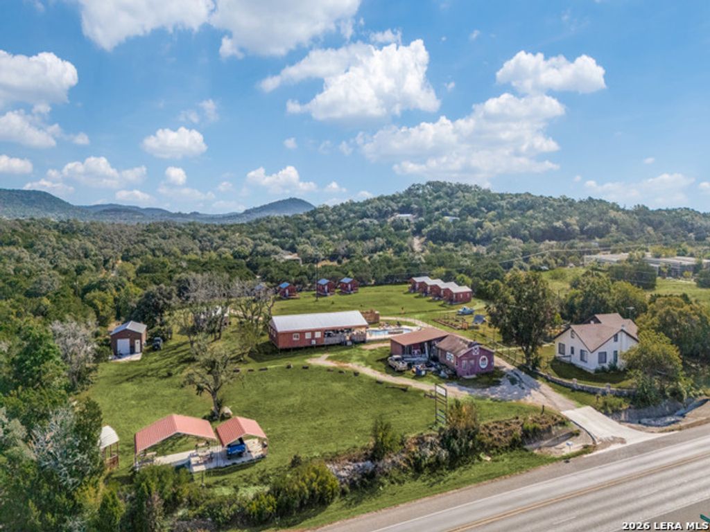 8161 State Highway 16, Pipe Creek