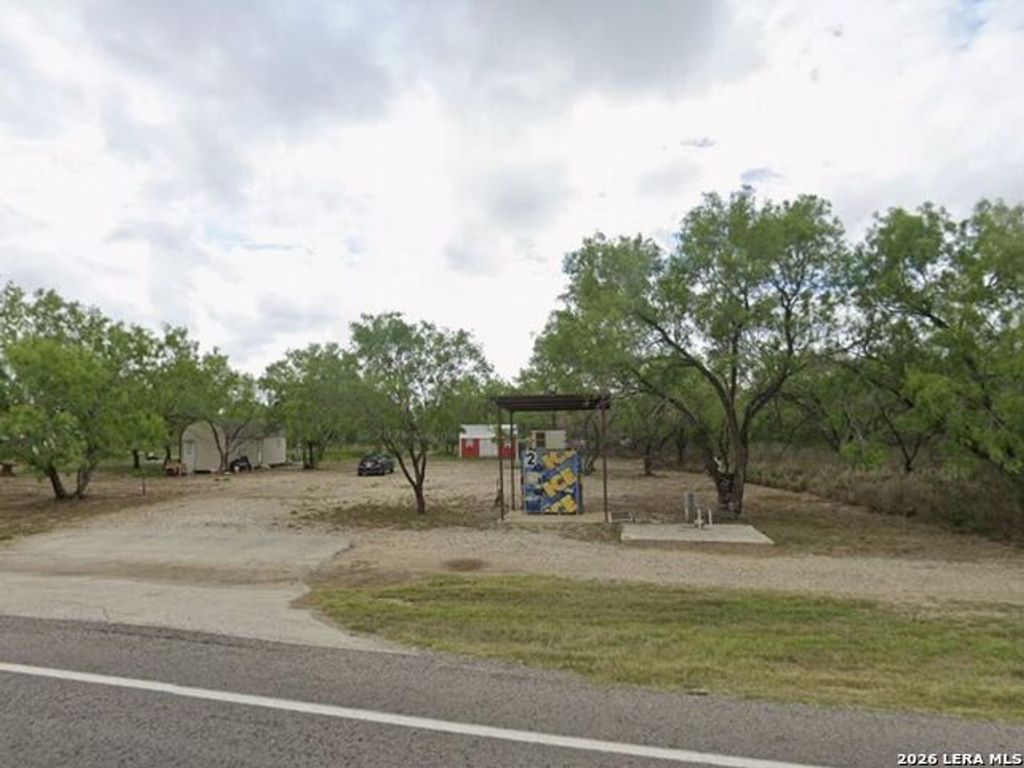 305 E Avenue E, Christine