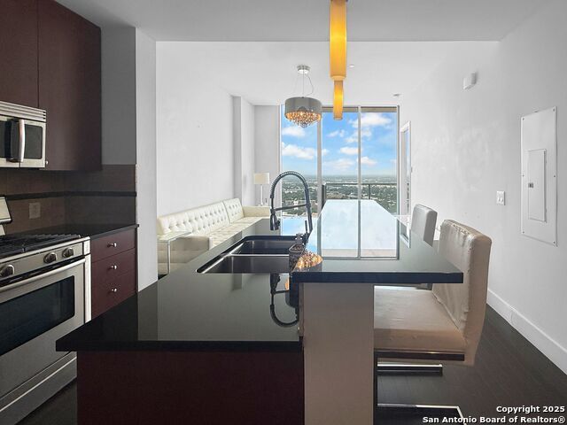 610 E Market 3213, San Antonio