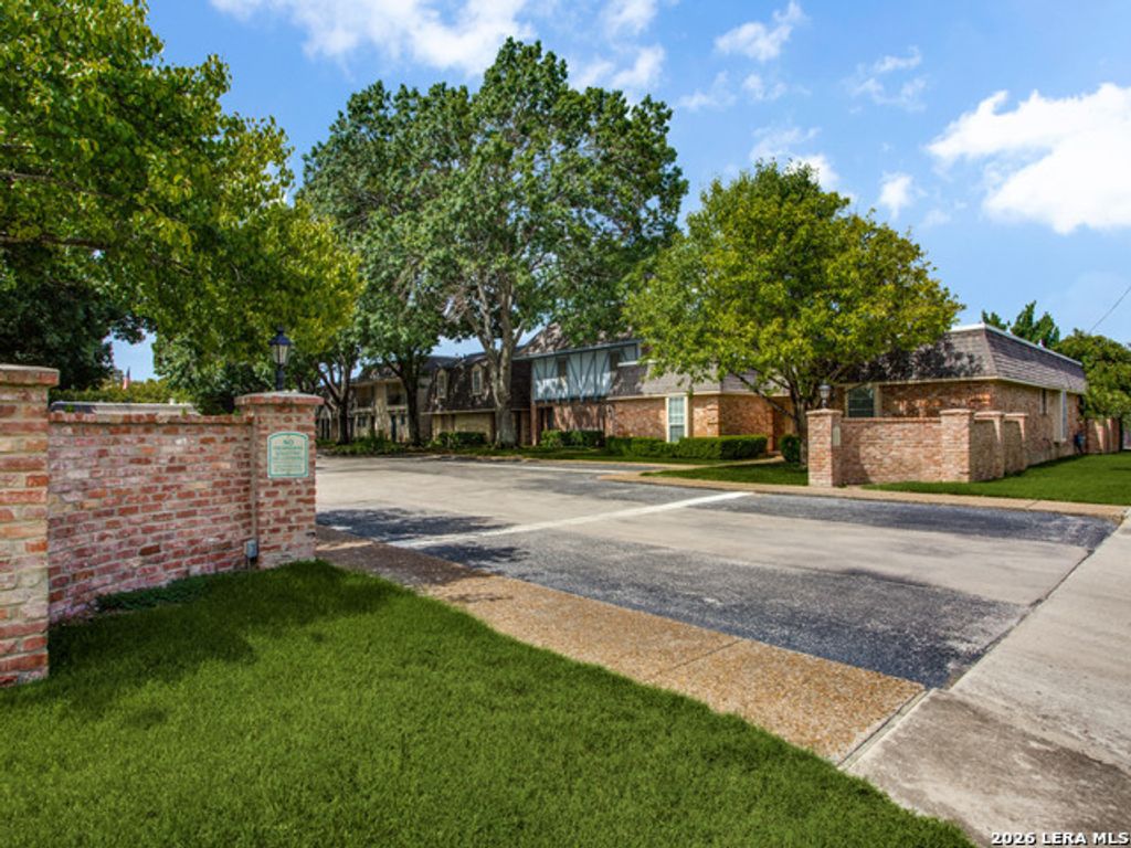 122 E Terra Alta Drive 13, San Antonio