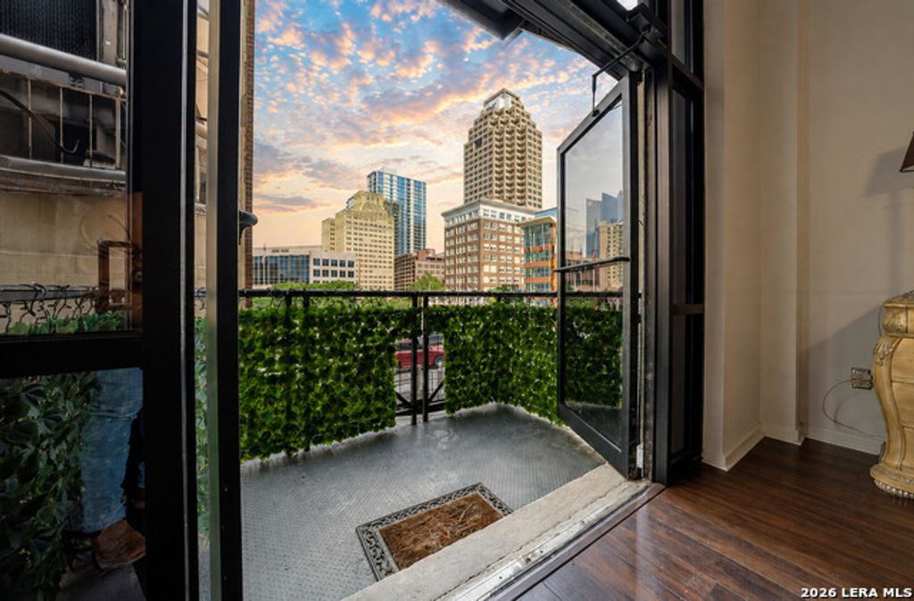 214 E Travis St Apt 2, San Antonio