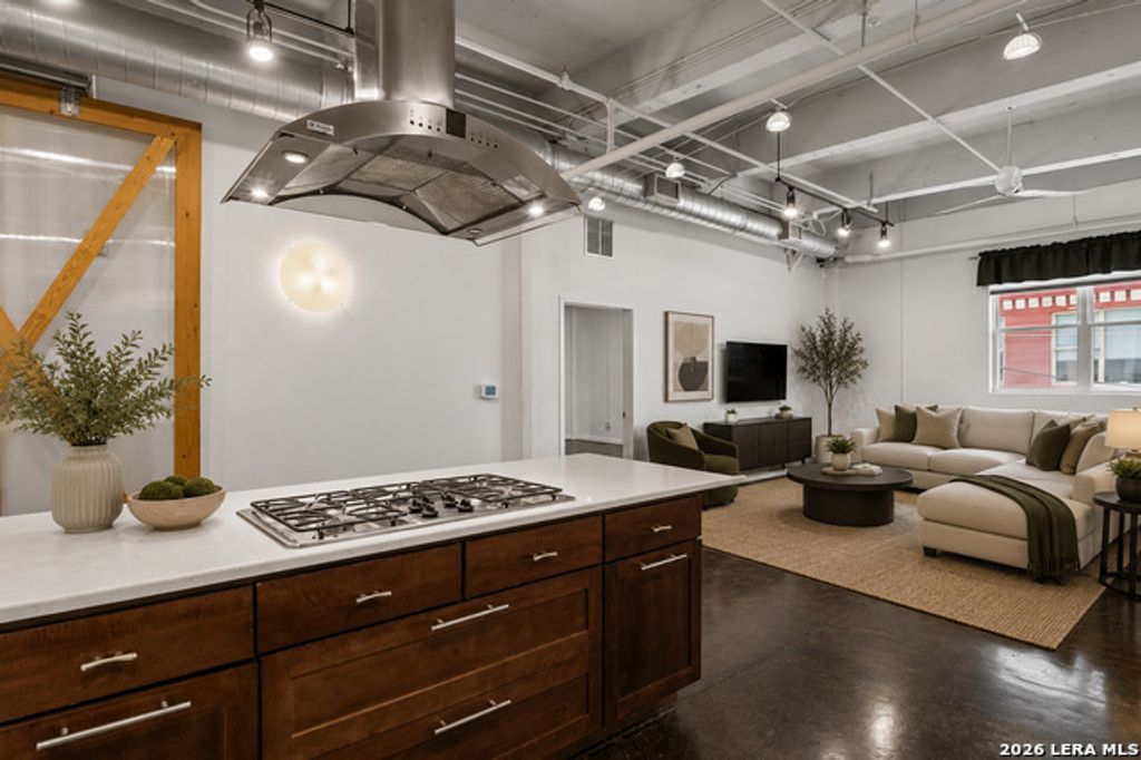 1339 S Flores 203, San Antonio