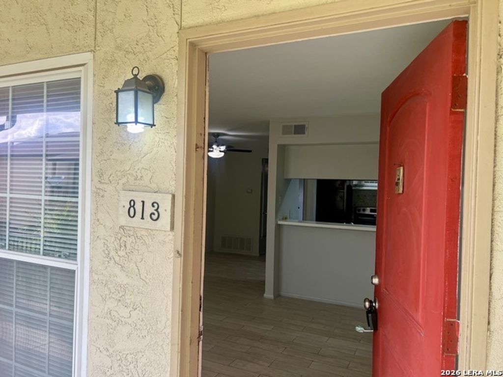 8702 Village Dr 813, San Antonio