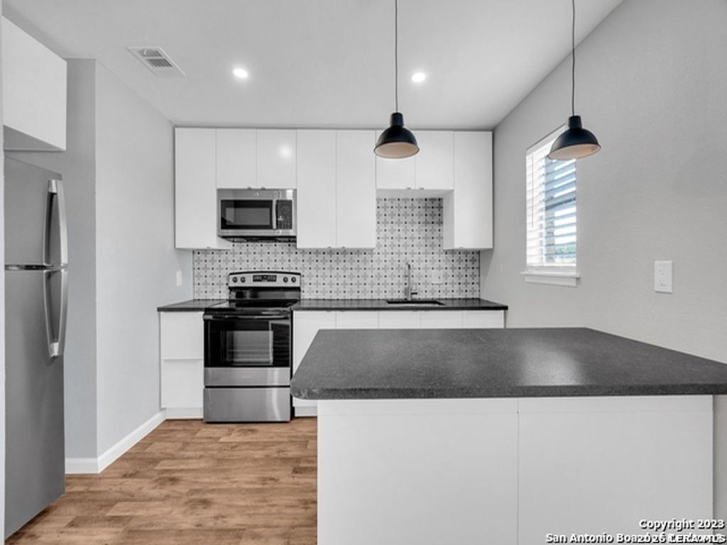 911 Vance Jackson 206j, San Antonio