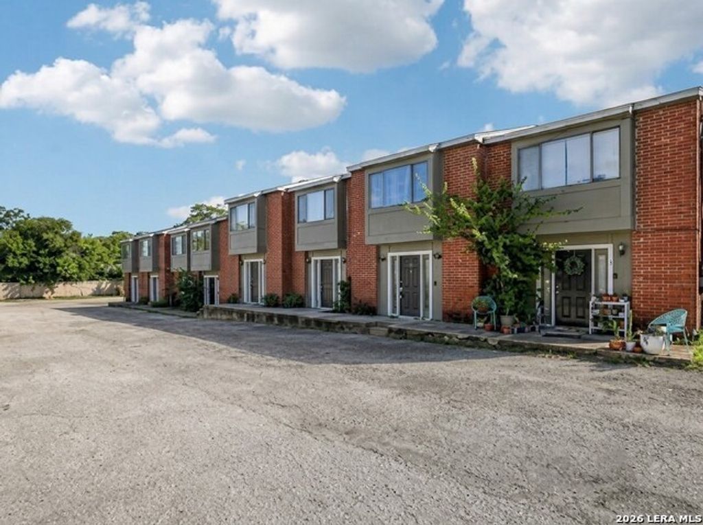 1221 W Hopkins 2, San Marcos