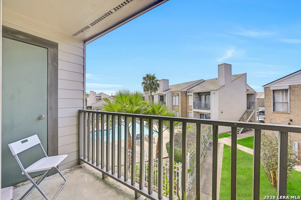 3220 69th St Apt J, Galveston