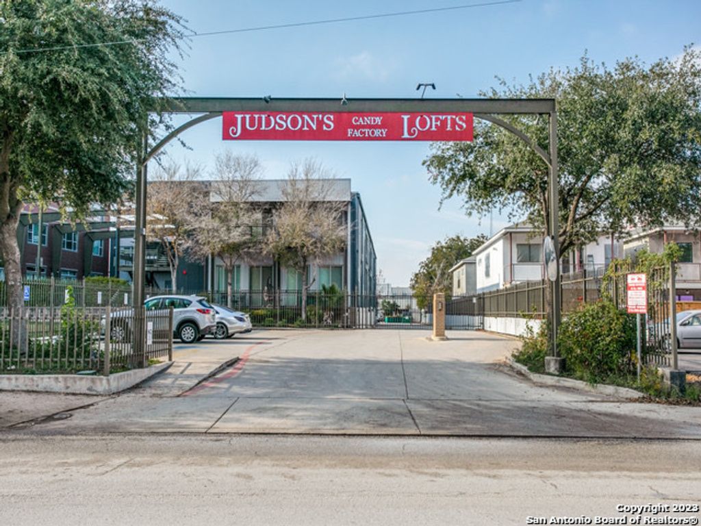 831 S Flores 2212, San Antonio