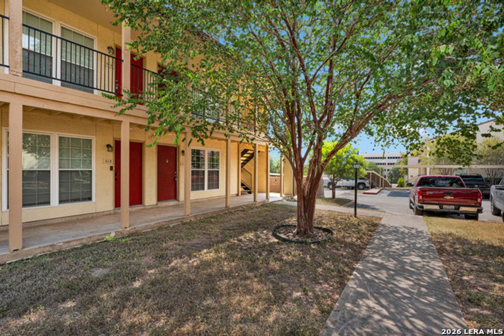 8702 Village 814, San Antonio