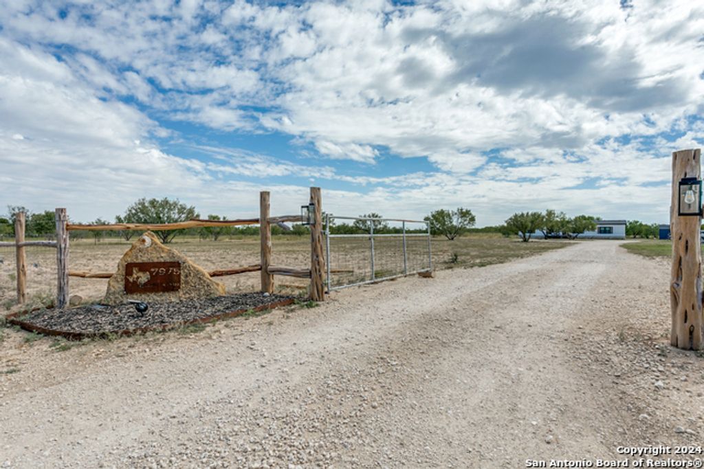 7975 County Road 5223, Dhanis
