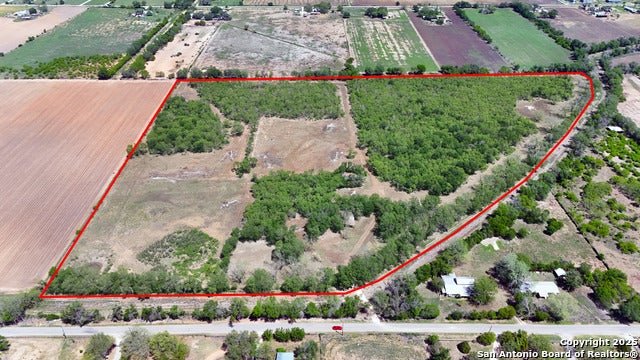 304 County Road 6611, Devine