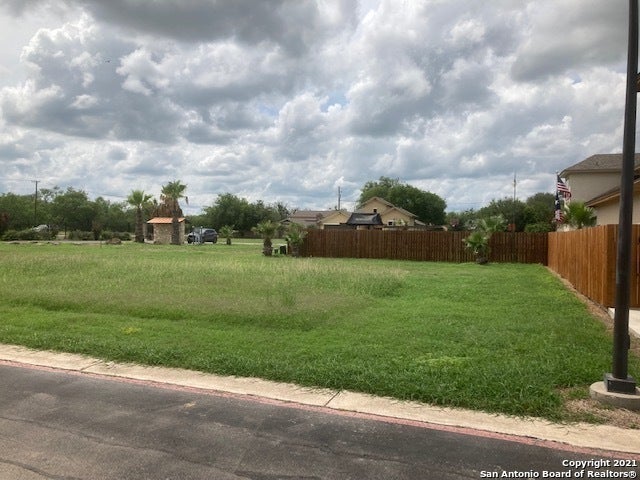 104 Sutton Place-lot #4, Uvalde