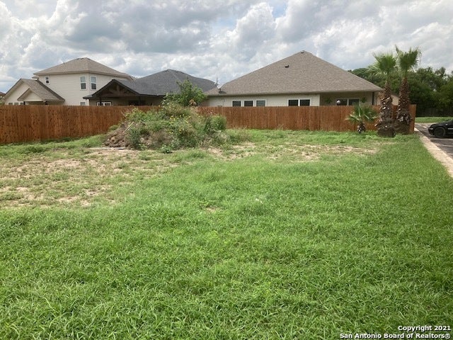 110 Sutton Place-lot #10, Uvalde