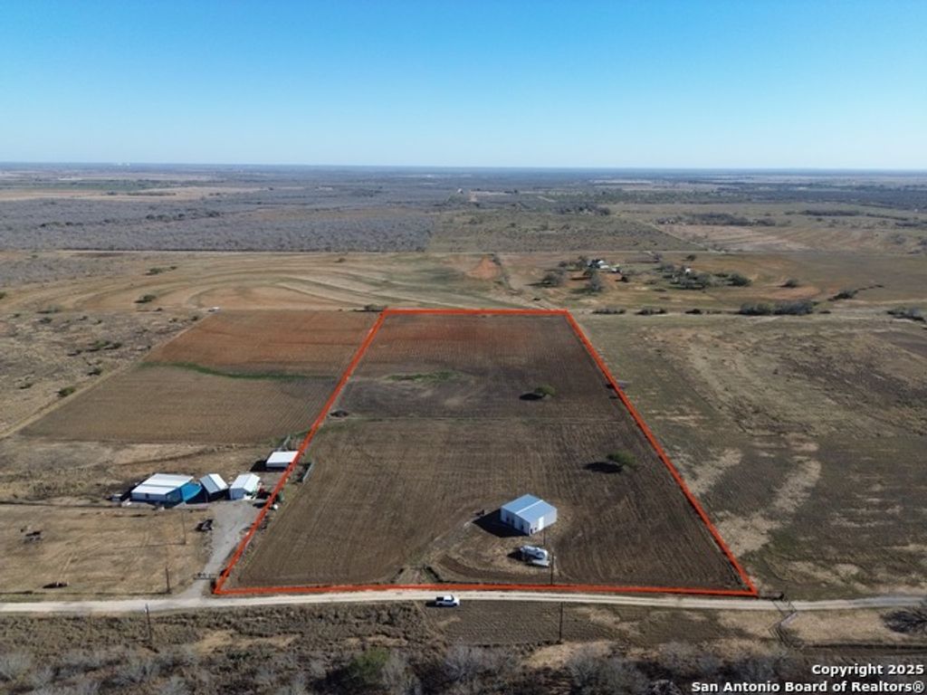 737 Joy Ln, Floresville