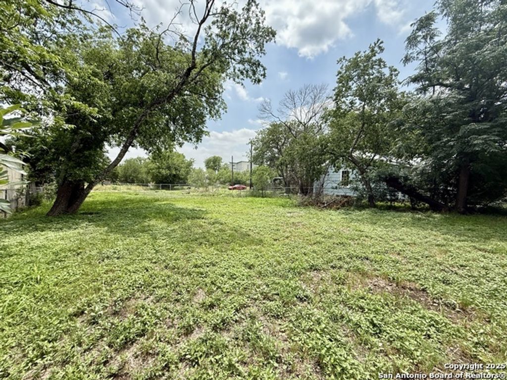 622 Martin Luther King Dr, San Antonio