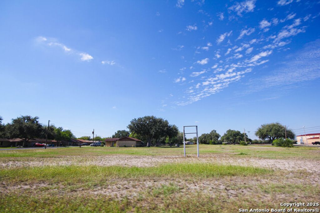 1204 W Bowie, Beeville