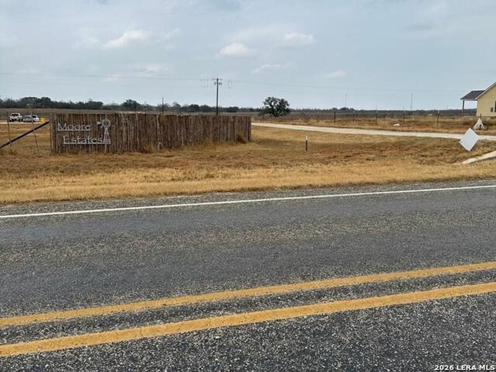 300 E Fm 462, Moore