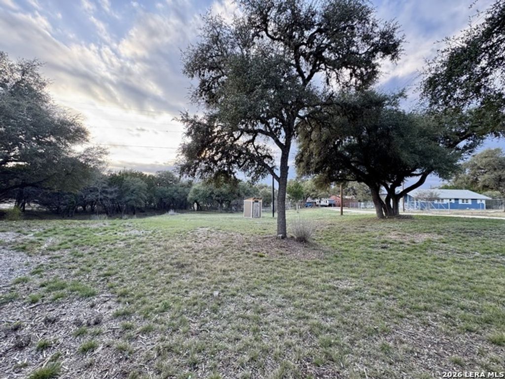 406 Kruse Loop, Lakehills