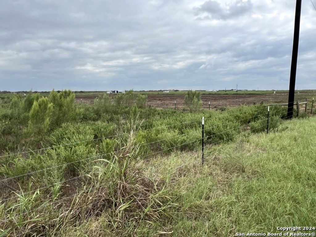 5155 St Hwy 97w, Floresville
