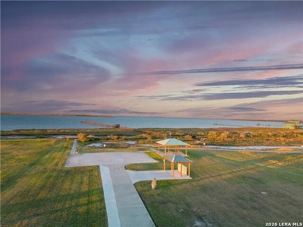 109 Sunrise Dr, Rockport