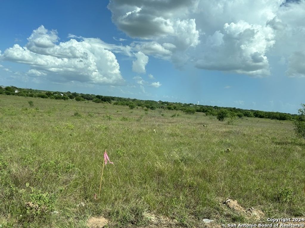 1114 Cr 329, Floresville