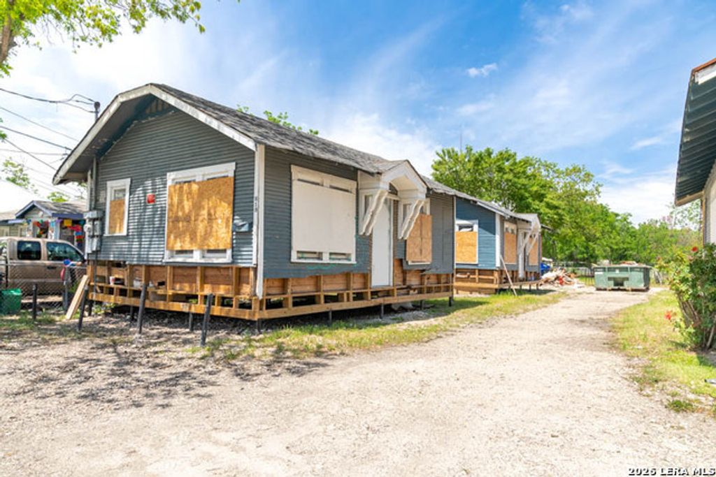 817 W Poplar St, San Antonio