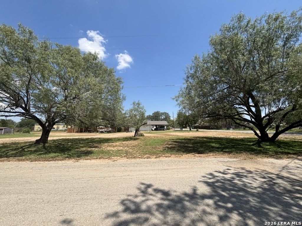 704 Curtis, Devine
