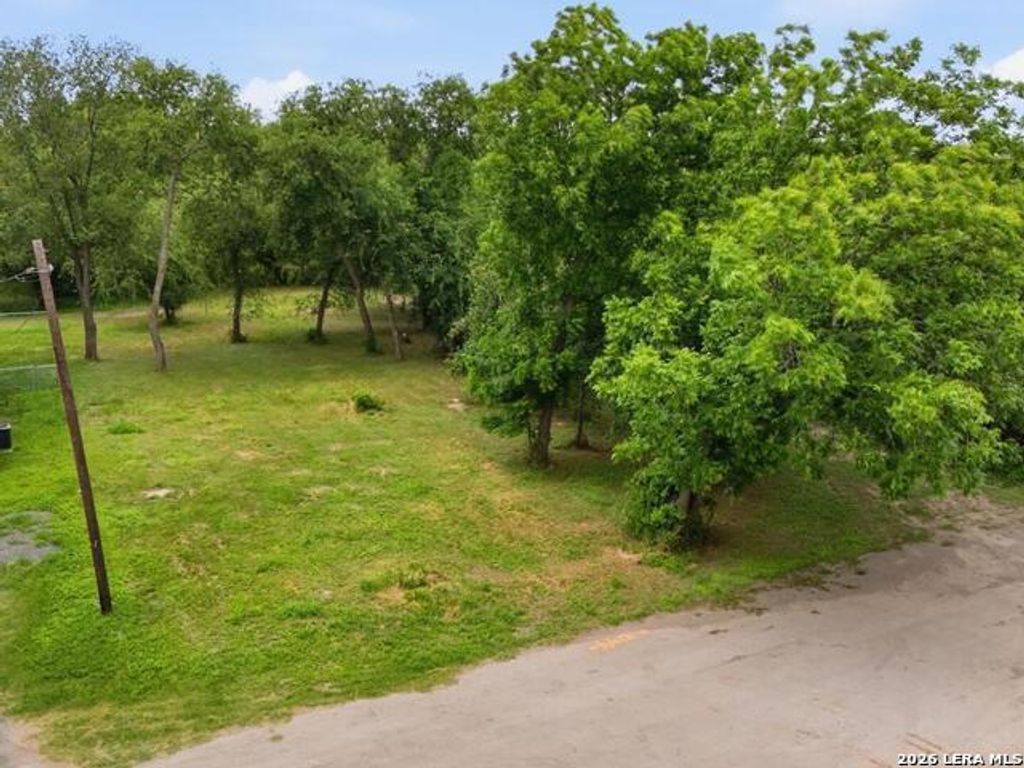 407 E Daniel Street, Uvalde