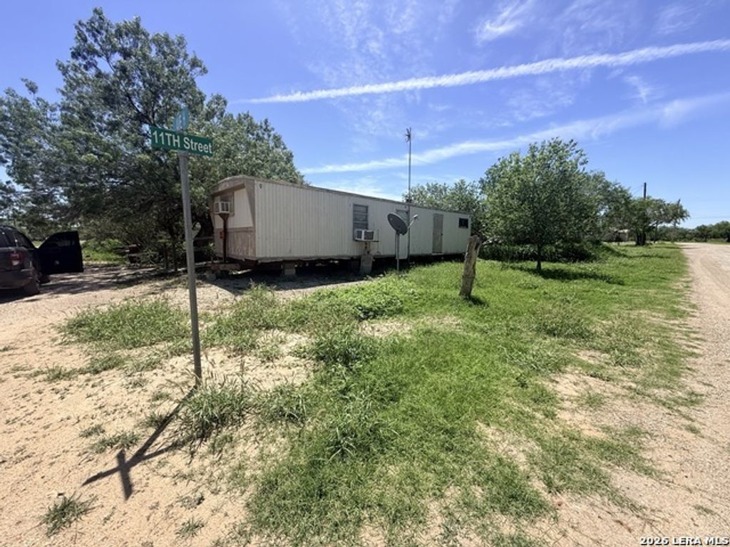 201 E Avenue H, Christine