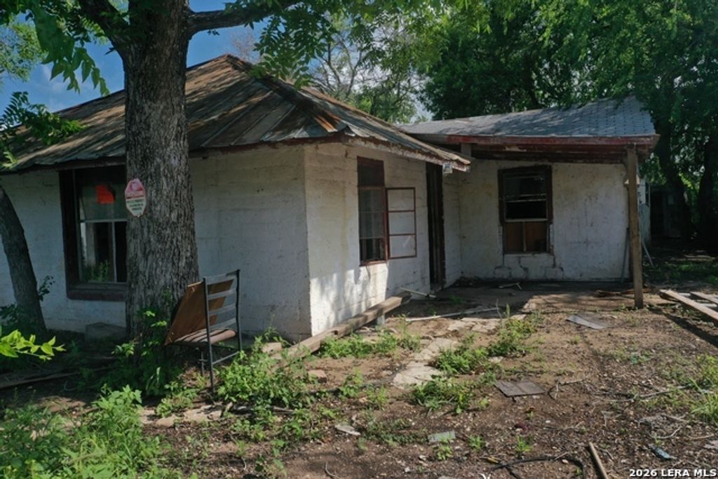 610 W Moore Ave, Devine