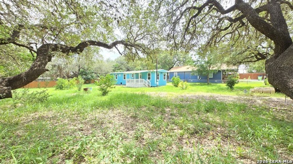 188 Sundown Ln, Poteet