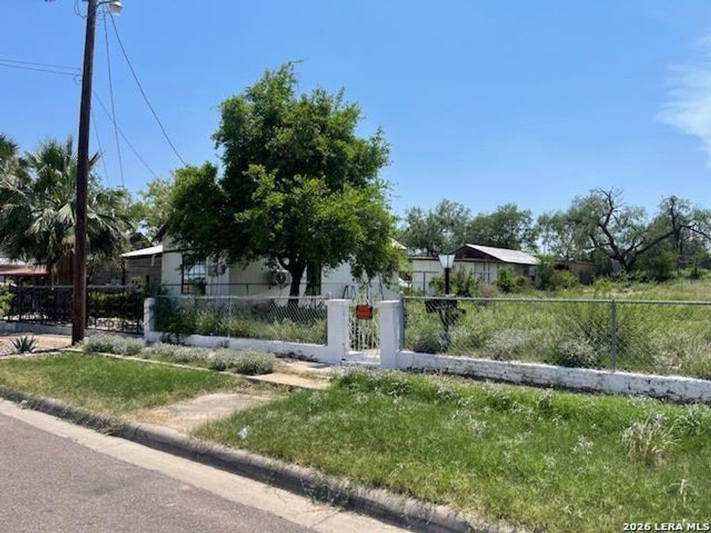 965 Ave D, Eagle Pass