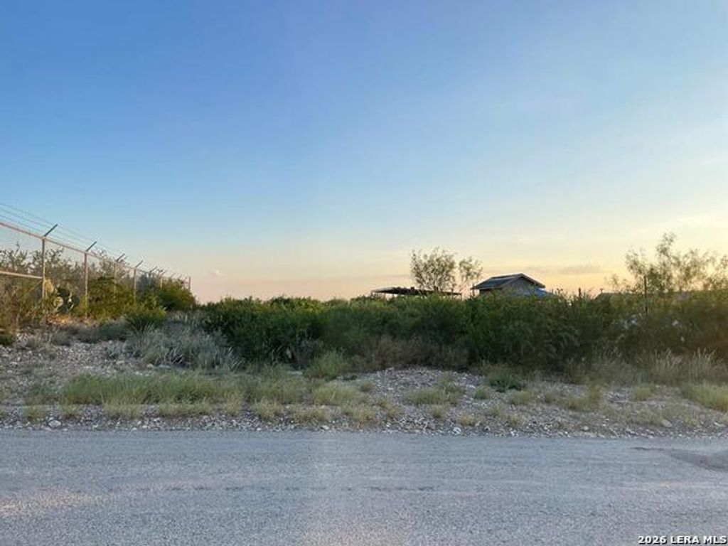 192 View Dr, Eagle Pass