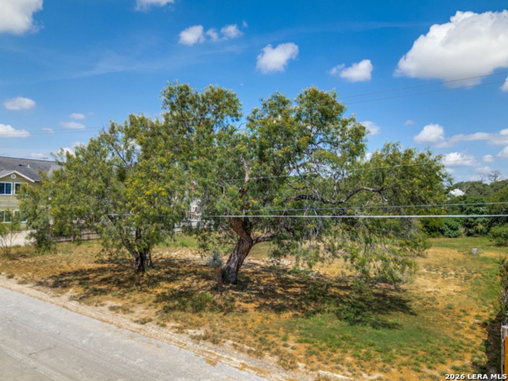 Upson Dr, Devine