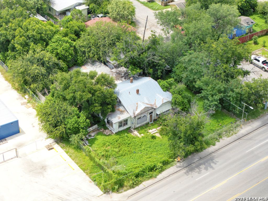 555 W Main St, Uvalde