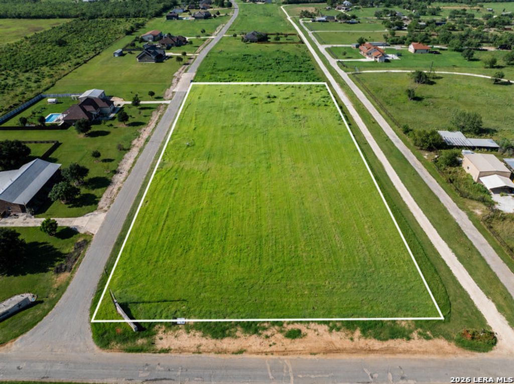 114 County Road 684, Lytle
