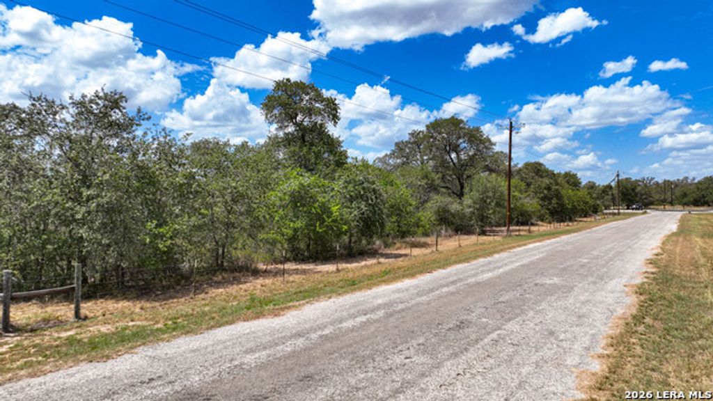 20 Clear Lake Loop, Poteet