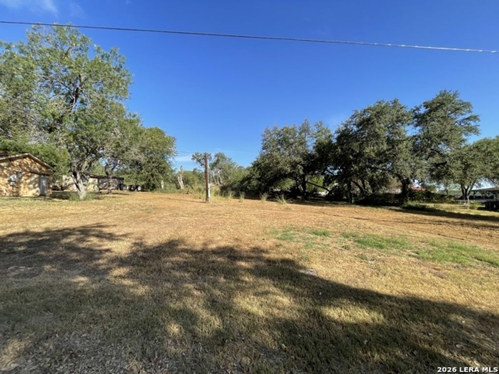 1511 E St, Floresville