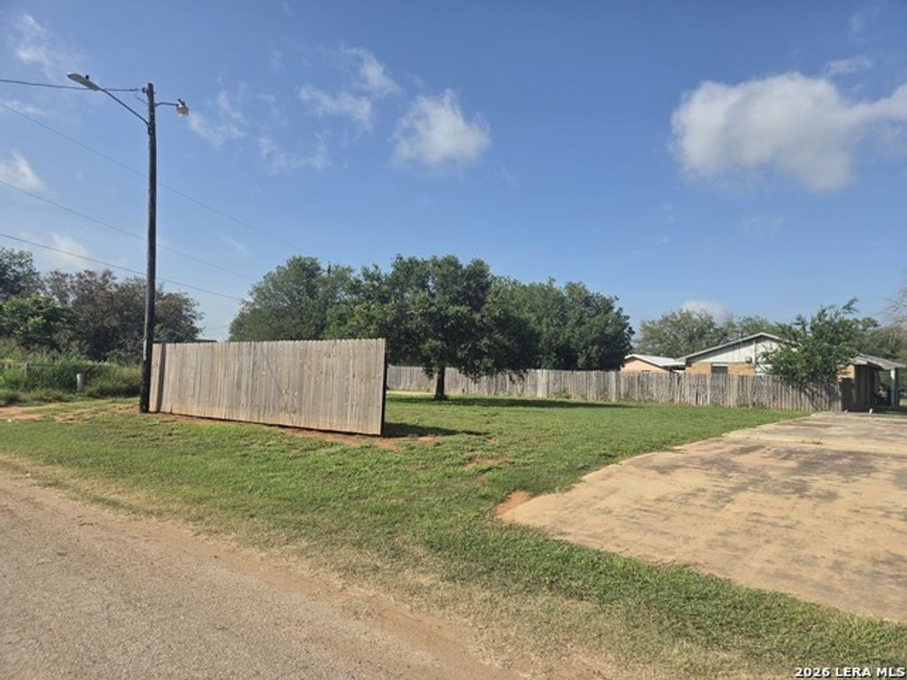 1438 N Huajillo St, Pearsall