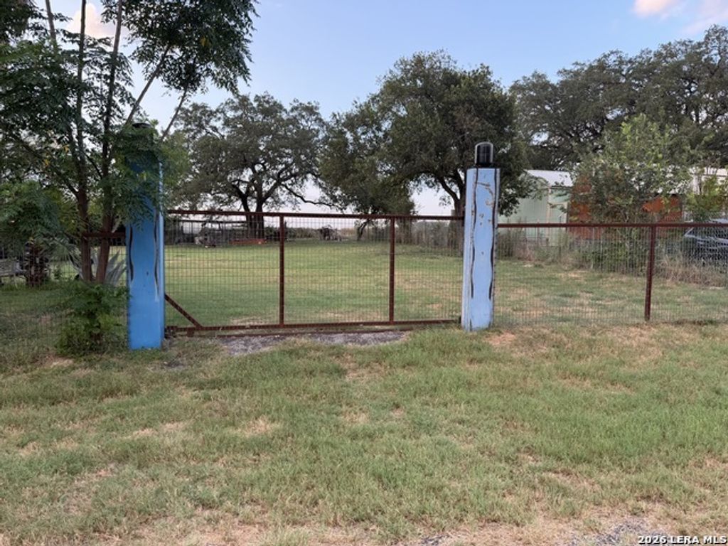 Royal Oaks, Poteet