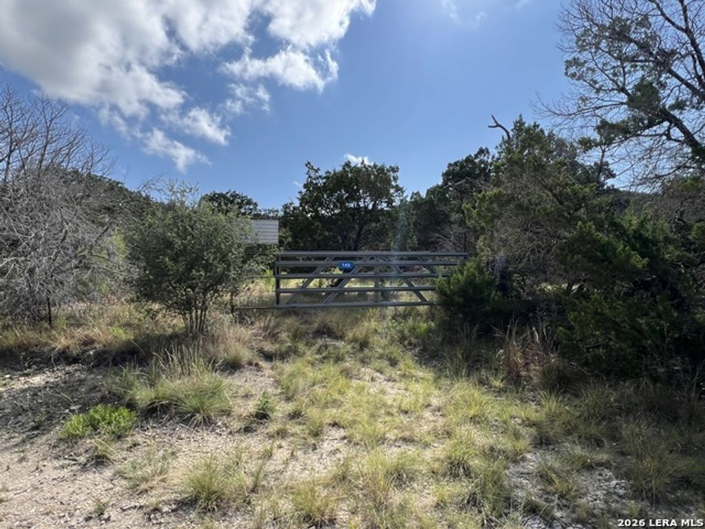 145 E Hunter, Pipe Creek
