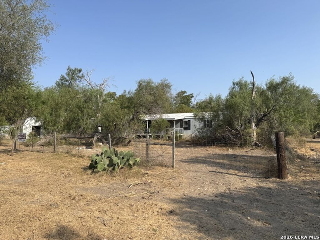 860 County Road 769, Devine