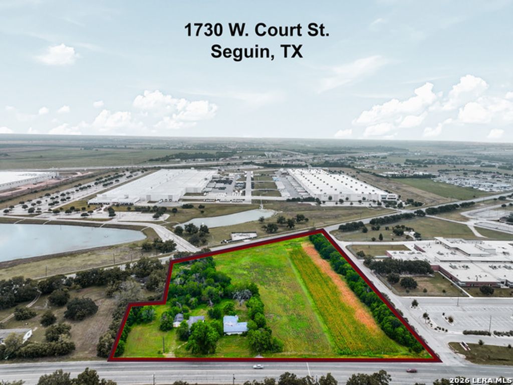 W Court Street, Seguin